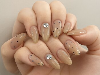 大人可愛いベージュドットネイル