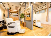グレーベンヘア 住吉(GREVEN hair)の雰囲気（カーテンにて半個室です。店内は開放的です。）