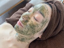 REVIハーブピーリング自宅サロンLueur戸越銀座【美肌・艶肌/毛穴・ニキビケア】の雰囲気(REVIハーブピーリング施術風景)