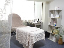 ニキビケア研究所 池袋店/広々とした明るい雰囲気