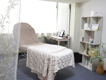 ニキビケア研究所 池袋店/広々とした明るい雰囲気