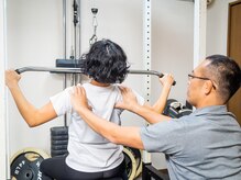 肩甲骨を動かして猫背、ストレートネック改善の筋肉をつけます