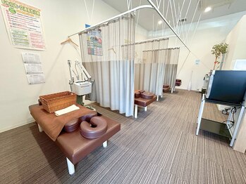 鈴木接骨院 青葉区小松島院/開放感のある施術エリアです！