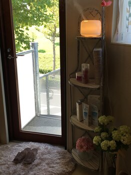 サロン ド ボーテ マール(salon de beaute MARL)/明るいサロン入口からどうぞ