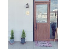 美容室と入口を分けてるので入りやすい☆茶色い扉が目印です♪