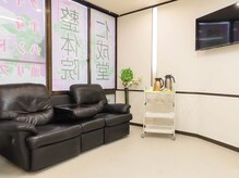 こちらのソファーでごゆっくりどうぞ寛ぎ下さい。