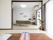 手前でタイ式ボディケアを、奥でアロマトリートメントを行います