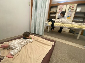 子育てママの整体サロン/施術中のお子様の様子