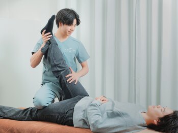 サンライズ鍼灸整骨院 豊中本院の写真/【メンズ大歓迎】姿勢が悪いと疲れやすく、スタイルも崩れる…反り腰＆猫背を今すぐ改善！