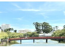 グッドヒル(Good Hill)の雰囲気（サロンの窓から見える四季折々のお堀端の景色をどうぞ♪）