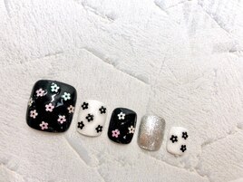 モノトーンなフラワーネイル