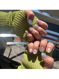 透け感たっぷりなブルーネイル