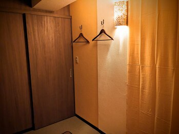 ティーツリー 渋谷店/扉もカーテンではなくドア