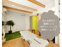 Nカイロプラクティックの雰囲気（天然木と白を基調とした店内でリラックスして受けていただけます）