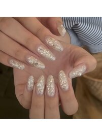 キラキラホワイトネイル