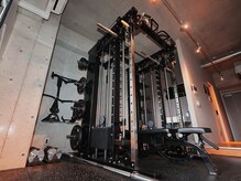 谷町フィットネス(谷町Fitness)の雰囲気（コンクリート調の完全個室で人目を気にせずトレーニング◎）