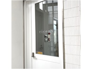 リコニー バイ リズ(ricony by Ri's)/［サロン入口 / PROTECT4ビル］