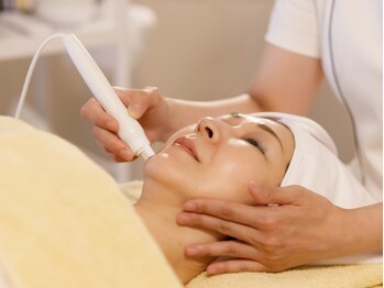 サロン ヴィプラス(SALON Vi+)の写真/ハイドロスプラッシュの吸引&洗浄で頑固な毛穴汚れを徹底除去!透明感あふれるうるツヤ肌へ♪