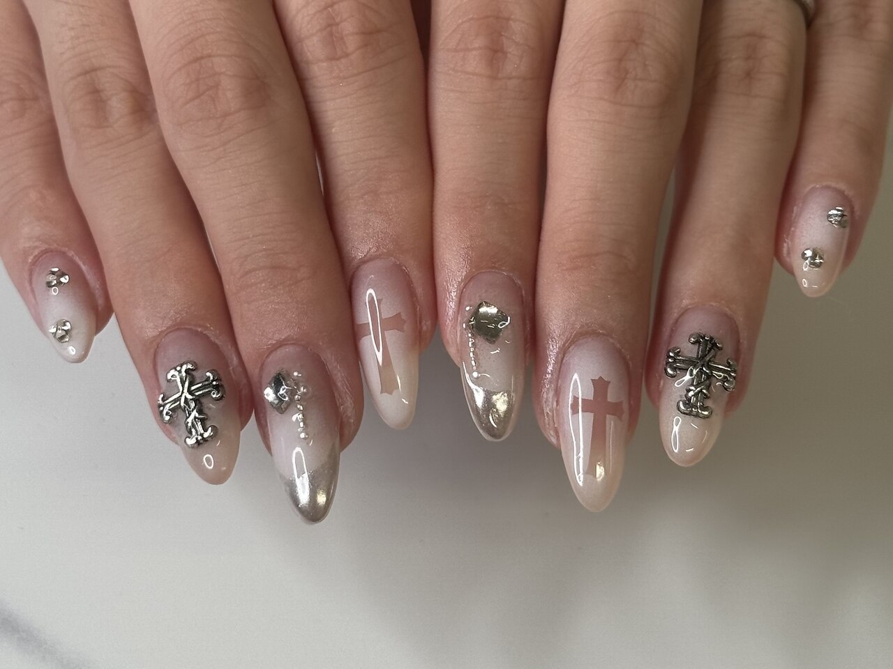 2025年秋トレンド】エアブラシのネイルデザイン集｜人気順｜5