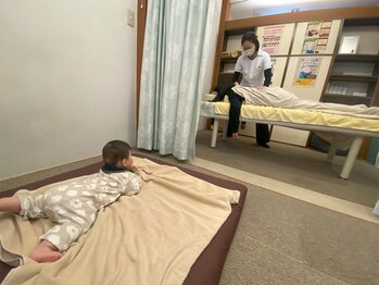 子育てママの整体サロン/施術中のお子様の様子
