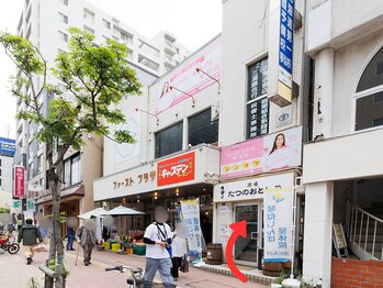 琴似じんぼ整体院/階段で2階へお上がりください
