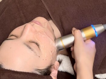 ウォーム(warm)の写真/【小顔×美肌を同時に叶える】キュッと引き締まったフェイスラインと、内側から輝く透明感をその手に