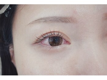 デン(den)の写真/柔らかな印象になれるメーテルも束間のあるまつ毛パーマでぱっちり目元になれる韓国アイドル風も自由自在♪