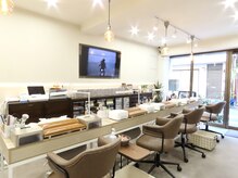 ネイルズ イロハ 池袋店(NAILS 168)の雰囲気（広々とした店内♪お水とお菓子のサービスもあるので手ぶらでOk）