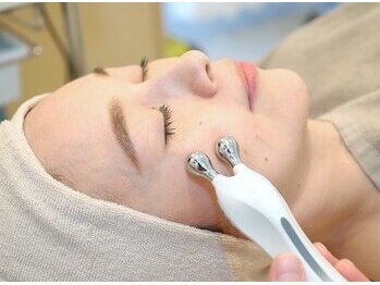 エルブラン(Aile-blanc)の写真/半顔ずつのEMSでフェイスラインの変化を速効で実感。表情筋を引き締め、仕上げのマスクでキュッと小顔に