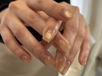 ユヌ(une)の写真/トレンドの柔らかい印象の''大人マグネット''。種類が多くオフィスネイルにもおすすめ。