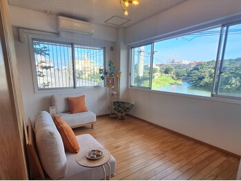 zzz... すぅ～/まずは一息、沖縄の絶景を