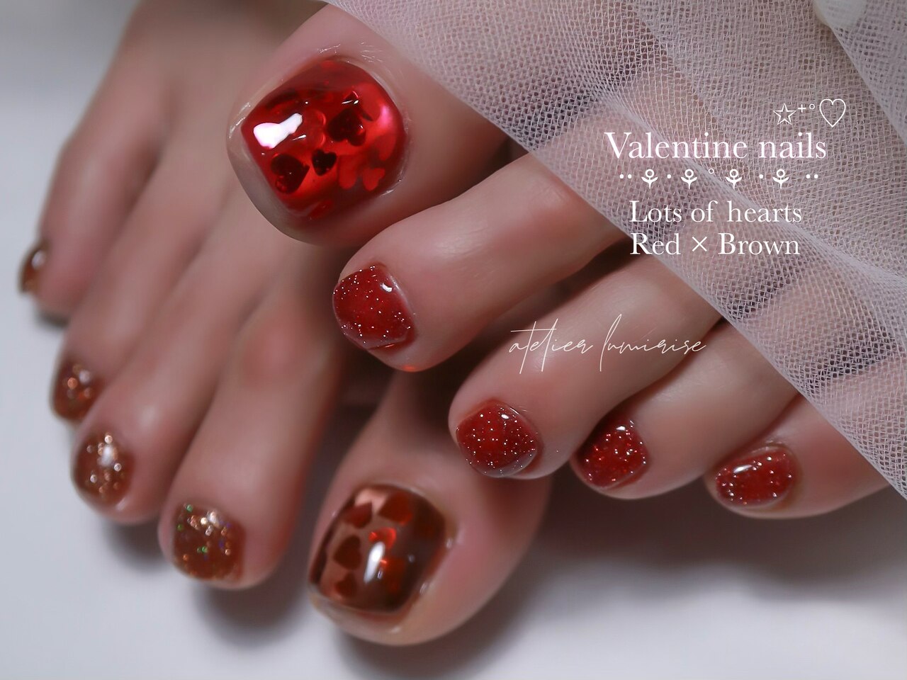 ゴールドとランダムハート フットネイルチップ ペディキュア レッド