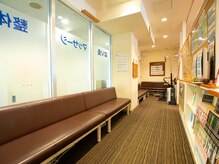 共立総合整骨院 町田鶴川院/広々とゆったりした院内