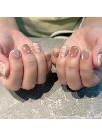 秋の上品チェックネイル