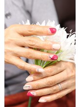 キダチ(Kidati)/ラインテープ変形フレンチネイル