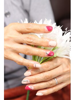 キダチ(Kidati)/ラインテープ変形フレンチネイル