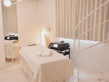 エスプリ(Esprit+)の雰囲気（白を基調とした店内でゆったりとお過ごしいただけます）