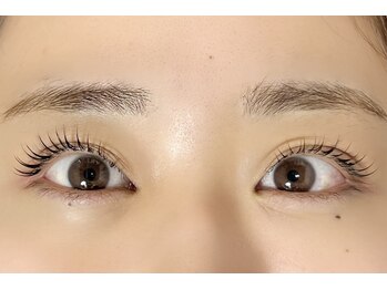 ルリアン 稲荷口/視線を奪うぷるんとまつ毛