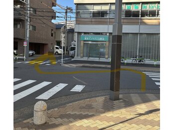 ソアム(Soame)/教会が見える交差点を渡ります♪