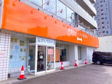骨盤メディカル整骨院 札幌市中央区山鼻院の雰囲気（オレンジの看板が目印!当院前に3台分の駐車スペースがございます）