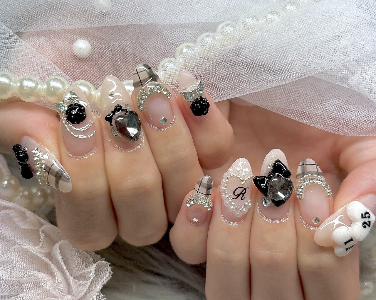 2025年-2026年冬トレンド】イニシャルのネイルデザイン集｜人気順｜5