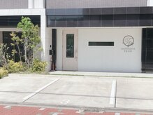 ヨン(YEON)の雰囲気(店舗前駐車場完備)