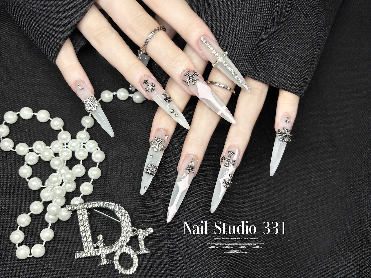 2025年秋トレンド】ホワイト ハンド スーパーロングのネイル