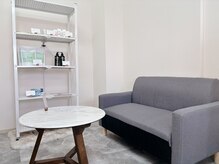 サロン アンド ルクス(Salon & Lux)の雰囲気（広々とした待ち合いスペース♪）