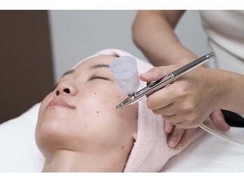 ハートアンドボディ 烏丸店(Heart&Body)の写真/水素水で皮脂汚れを洗浄!たるみ毛穴や黒ずみなど、様々な毛穴悩みをケアし、透明感ある肌へ☆