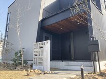 ルアナ(Luana)の雰囲気（サロン専用入り口、広々駐車場完備◎完全個室でリラックス時間☆）