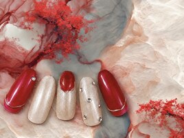 華やかレッドのビジューネイル