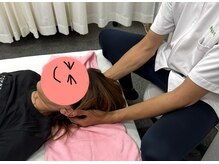 首の骨を確認中！？