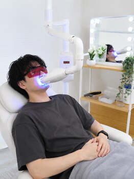 エヌエーホワイトニング たまプラーザ店(NAホワイトニング)の写真/「歯が黄ばんで見える…」を卒業!初めてのメンズホワイトニングで、爽やかな笑顔に。