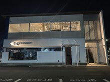 右の階段を上がって2階までお越しください